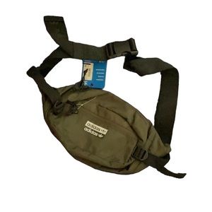 Adidas crossbody fanny pack never been used! Starting off at $13